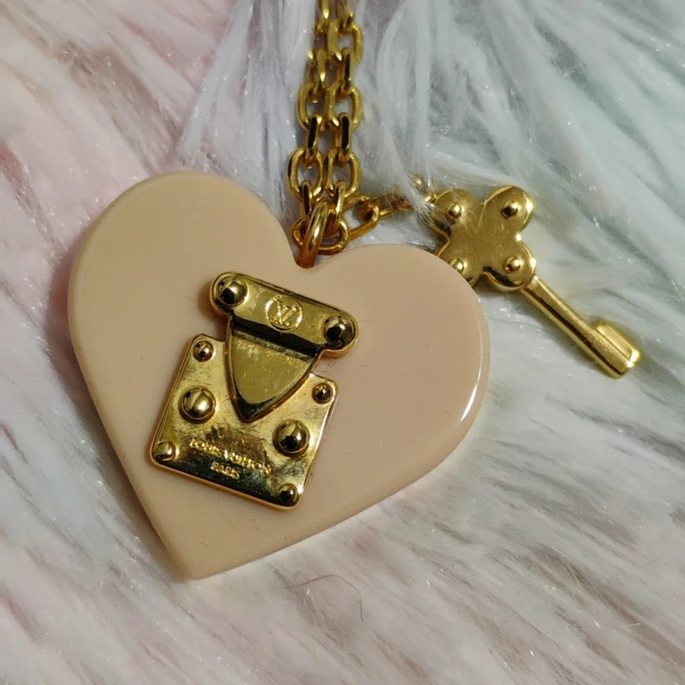 LOUIS VUITTON
Authentic Louis Vuitton
Resin 'Lock Me' Heart Pendant Necklace - Picture 12 of 16